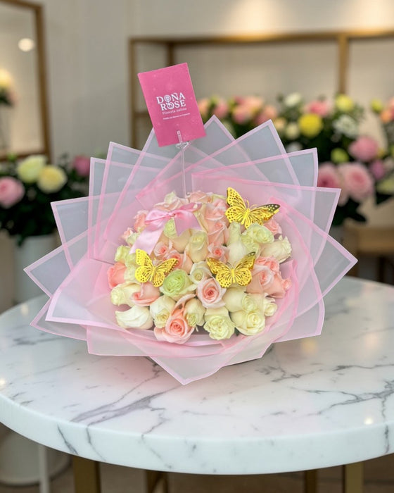 Ramo buchón de 50 rosas rosadas y blancas "Queen" - Dia de la mujer
