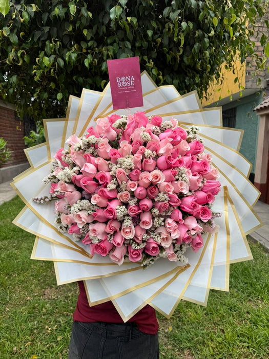 Ramo buchon de 100 rosas rosadas de 2 tonalidades "Encantada"