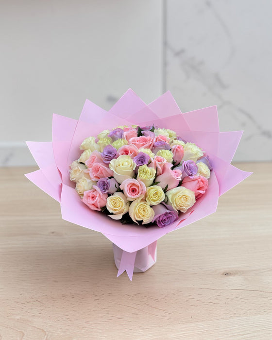 Ramo buchón de 50 rosas variadas "Alexa"