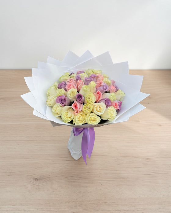 Ramo buchón de 50 rosas variadas "Alexa"