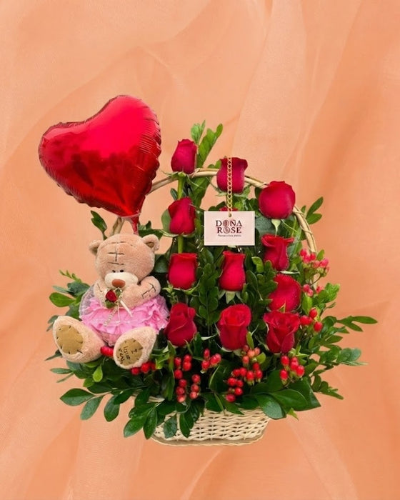 Canasta de Rosas Rojas  y Peluche “Corazón Encantado”