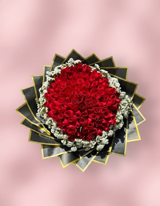 Ramo Buchón de 100 Rosas Rojas “Pétalos de Amor”